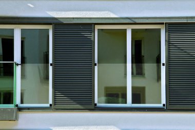 Yeni kırsal evdeki pencereleri kapat