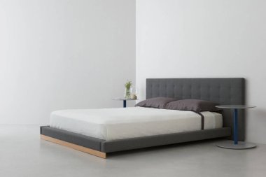 Modern yatak odası iç dekorasyonu çok az. Otel odası.