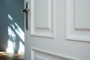 Aynalı modern banyo.