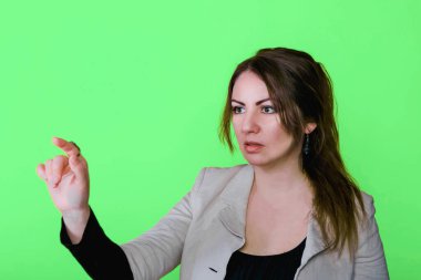 Genç, güzel, esmer bir kadın, şakacı, yeşil bir geçmişi var.