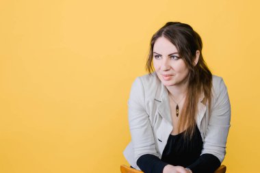 Parlak sarı arka planda güzel bir kadının portresi, kopyalama alanı