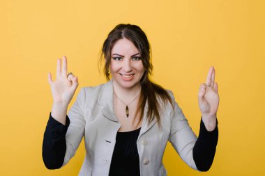 Genç ve güzel bir kadın şakalaşıyor, parlak sarı bir geçmişi var.