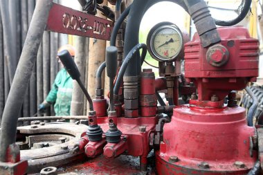 Petrol üretim tesisi, ekipmanları kapatın.