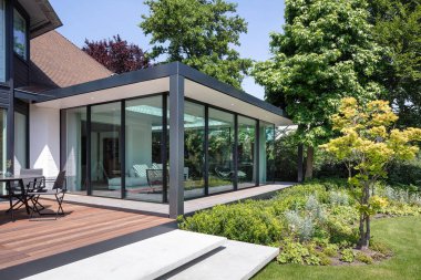 Sandalyeli teras, yazlık teras, lüks villa interio