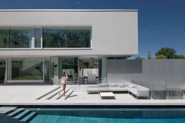 Minimum İskandinav tarzında lüks bir villa.