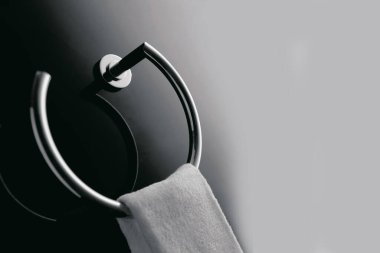 Askıda havlu, banyo içi çok az.