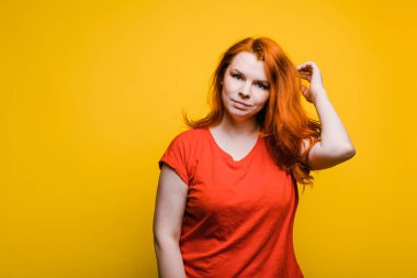 Genç kızıl saçlı kadın portresi, parlak sarı gergedan, kopyalama alanı