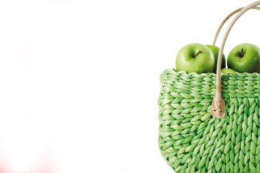 Taze yeşil elmalar çantada. Sonbahar hasat konsepti. Beyaz arkaplan, alanı kopyala