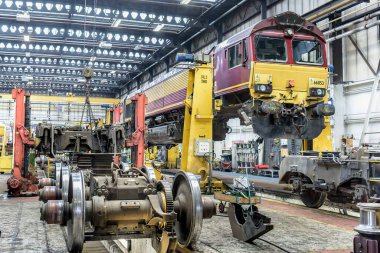 Avrupa, Almanya, Rhineland Palantinate, İnsan önceden hazırlanmış evlerin ahşap duvarlarını kurup onarıyor