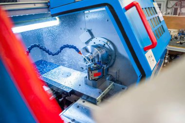 Avrupa, Almanya, Rhineland Palantinate, İnsan önceden hazırlanmış evlerin ahşap duvarlarını kurup onarıyor