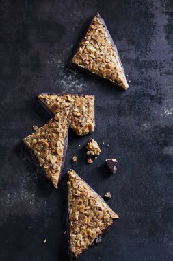 Ceviz köşeleri, fındıklar, fındık, çikolata, jöle, hamur işleri, pastalar, koyu renk.