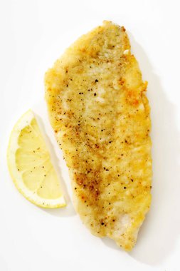 Kızarmış balık ve limon beyazda izole edilmiş.