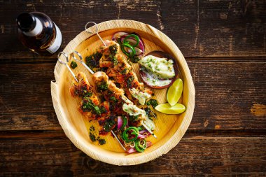 Üzüm kremalı pasta tepside, kapat.