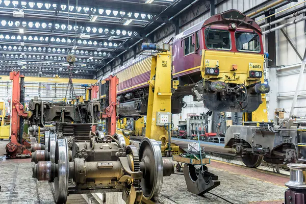 Avrupa, Almanya, Rhineland Palantinate, İnsan önceden hazırlanmış evlerin ahşap duvarlarını kurup onarıyor