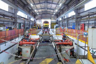 Lokomotif, tren mühendisliğinde tekerlek torna makinesine yaklaşıyor.