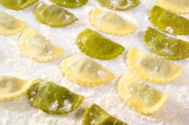 Arka arkaya taze ravioli, yakın çekim.