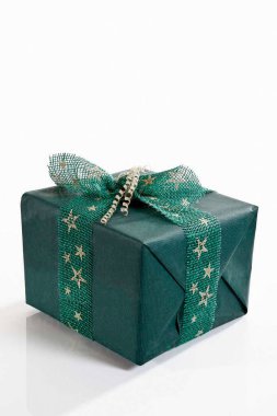 Yeşil ambalaj kağıdıyla sarılmış hediye.