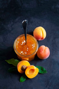 Koyu arka planda kayısı reçeli ve kayısı bardağı