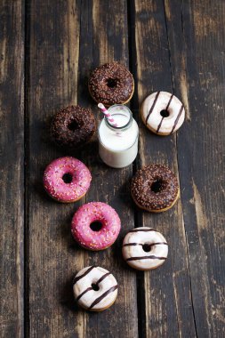 Ahşap arka planda jöleli çörek ve milkshake.