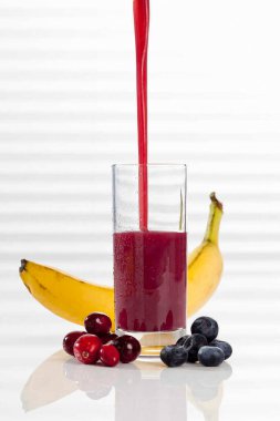 Yabanmersinli ve muzlu bir bardak smoothie. 