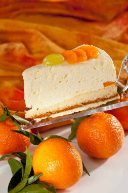 Mandarin kremalı keki pasta sunucusunda ayrıca, mandalinalar kapanıyor.