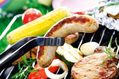 et sosisi ve sebze ızgarada. 