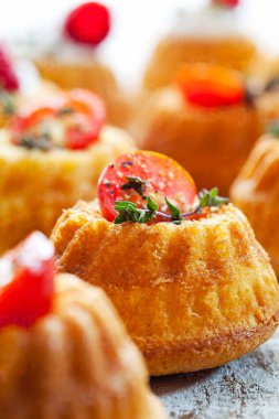 Krem peynir ve domates ve mercanköşk ile süslenmiş ricotta Mini Gugelhupf dolu