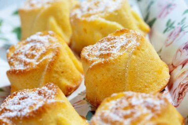 Üzerine pudra şekeri serpiştirilmiş çörekler.