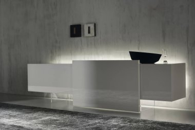  Modern lüks oturma odası. Minimum İskandinav tarzı, beyaz renkli.