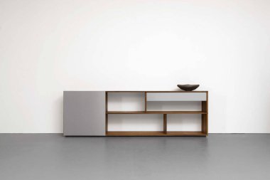 Ahşap raf ünitesi gri renkler boş oda minimal İskandinav tarzı