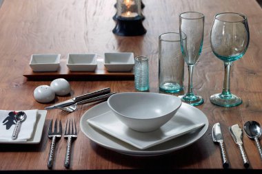 Gözlük ve tabaklarla kaplı bir masa.