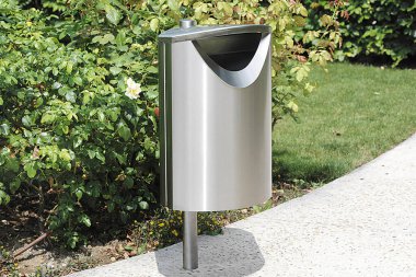 Şehir caddesinde gri çelik çöp tenekesi