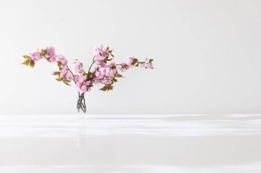 Tahta masadaki cam kasede sebze tabağı.