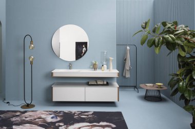 Modern lüks banyo banyosundaki lavabo ve musluğu yeşil renklerle kapatın.