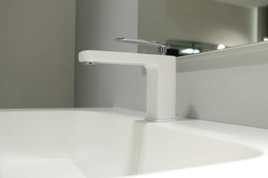 Modern banyo içinde lavabo ve musluk.