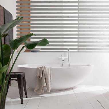 Modern banyo içinde lüks bir küvet.