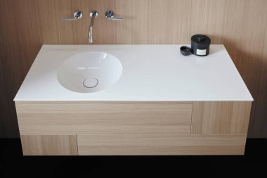 Modern banyoda lavabo ve musluk.