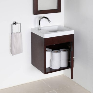Modern banyo içinde lavabo ve musluk.