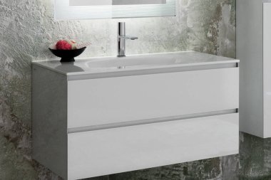 Modern banyo içinde lavabo ve musluk.