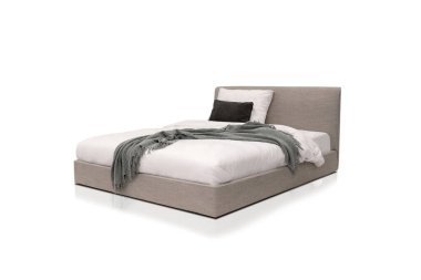 Gri battaniyeli ve yastıklı klasik lüks beyaz yatak.