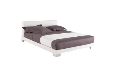 Beyaz ve kahverengi renkli modern lüks klasik yatak, yan görünüşte izole.