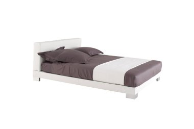 Beyaz ve kahverengi renkli modern lüks klasik yatak, yan görünüşte izole.