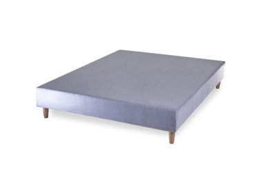 Beyaz üzerine izole edilmiş ahşap bir çerçevede mor rahat bir yatak.