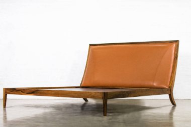 Pastel renklerde klasik lüks yatak beyaza izole edilmiş.