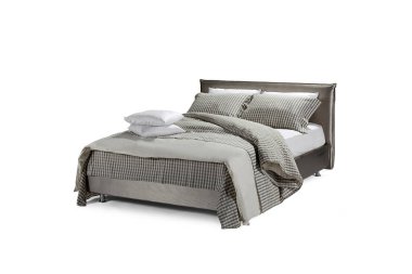 Pastel renklerde klasik lüks yatak beyaza izole edilmiş.