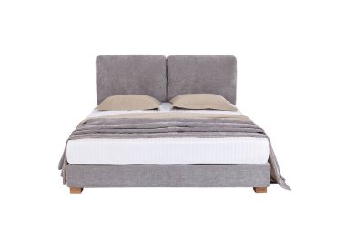 Pastel renklerde klasik lüks yatak beyaza izole edilmiş.