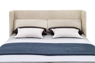 Pastel renklerde klasik lüks yatak beyaza izole edilmiş.