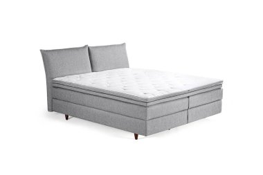 Pastel renklerde klasik lüks yatak beyaza izole edilmiş.