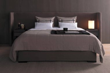 Modern lüks yatak odasının içi pastel renkte.