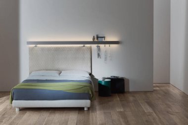 Asgari İskandinav tarzında modern yatak odası. 